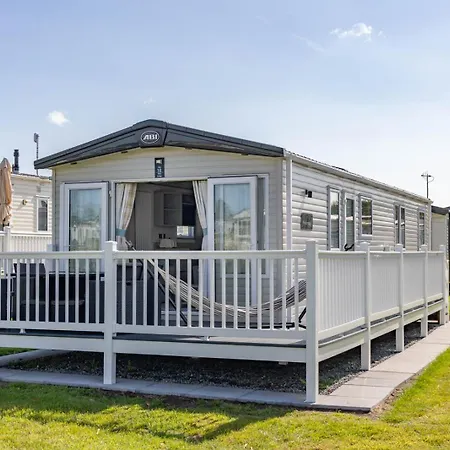 Hiba Luxury Caravan At Parkdean Cayton Bay